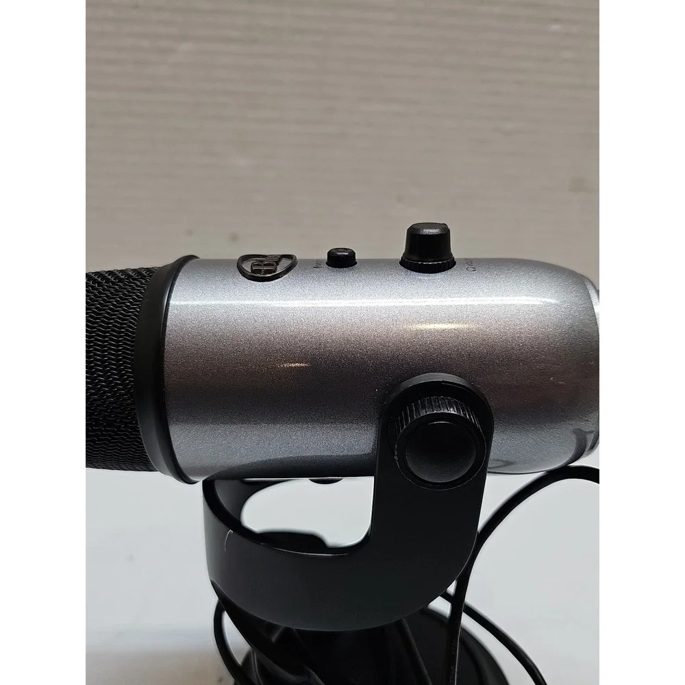 Blue Yeti Silver USB Microphone by Logitech – Pro Condenser Mic for Streaming‎